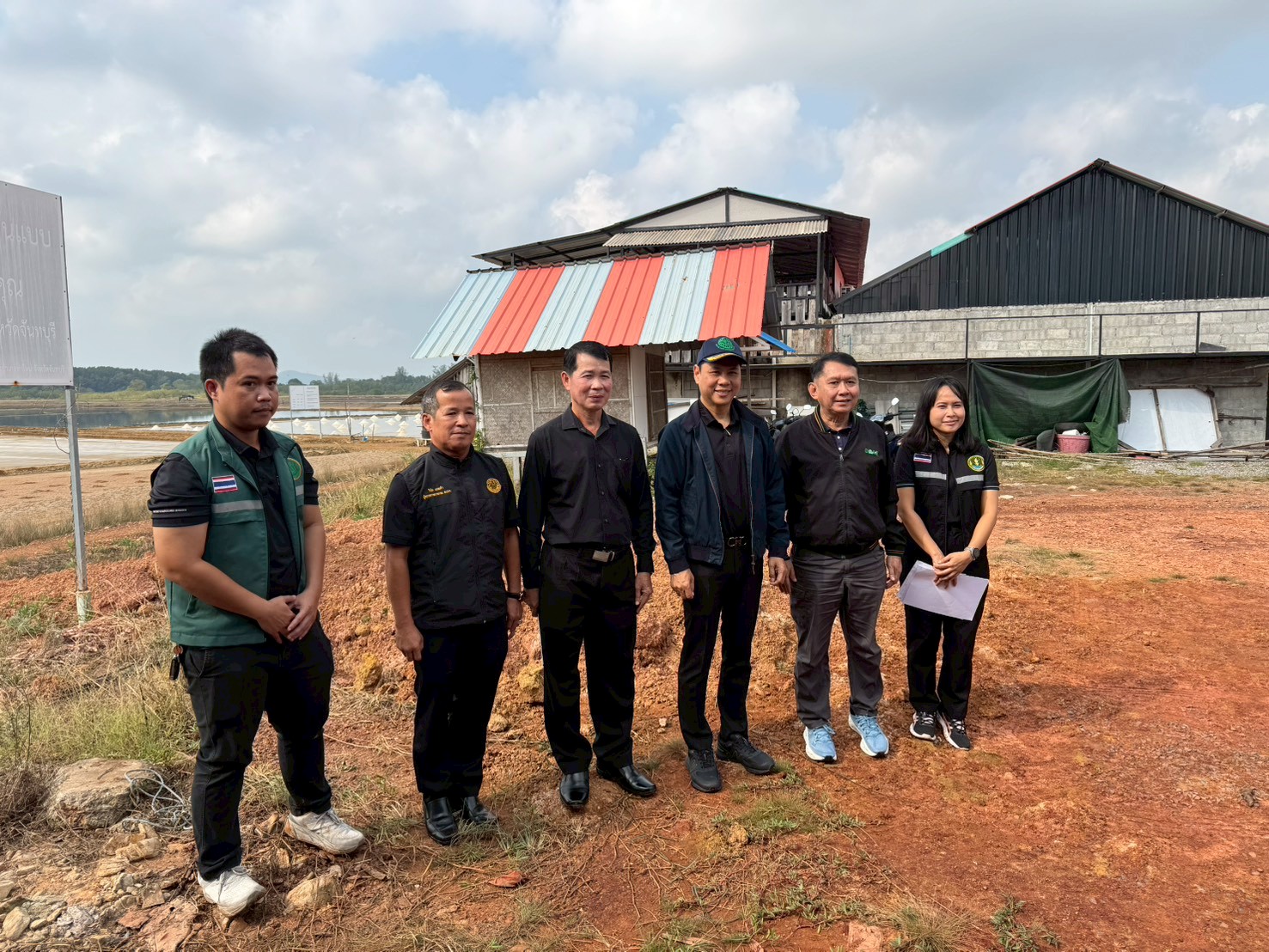 title - ส.ป.ก. จันทบุรี ร่วมลงพื้นที่ติดตาม นายกฤษ อุตตมะเวทิน รองปลัดกระทรวงเกษตรและสหกรณ์ และคณะ ในการติดตามคาดการณ์สถานการณ์เกลือทะเล และประชุมคณะกรรมการพัฒนาเกลือทะเลไทย และคณะทำงานภายใต้คณะกรรมการพัฒนาเกลือทะเลไทย 